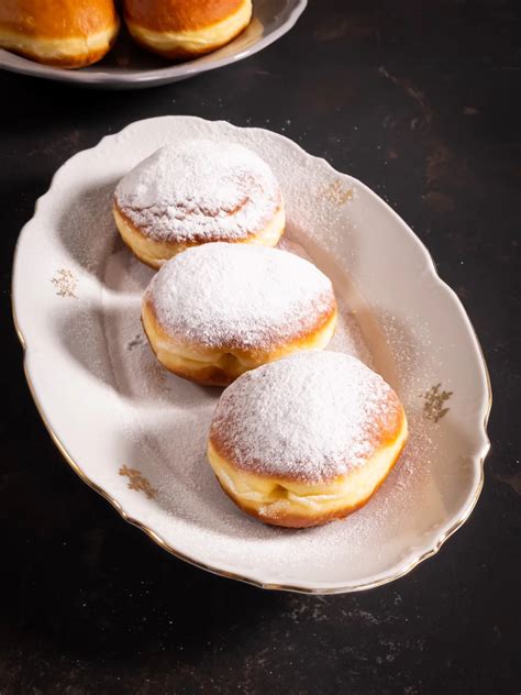 Sestavine za pečene krofe (moka, jajca, sladkor, jogurt)