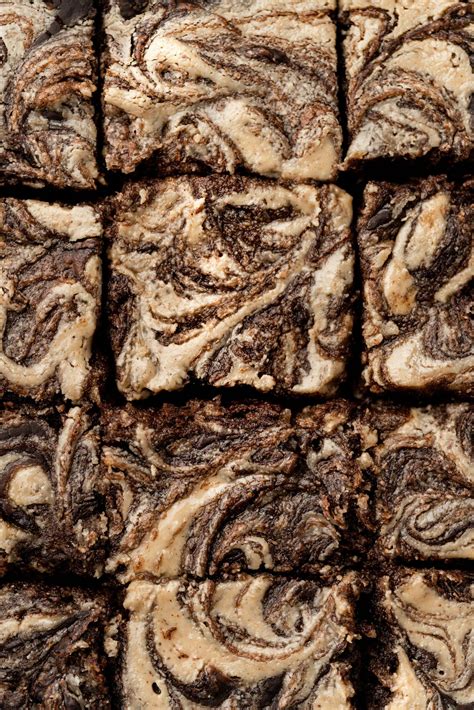 Pečeni browniji v pekaču, ohlajeni in pripravljeni za rezanje