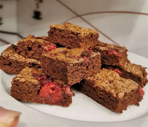 Zdravi browniji, pripravljeni z ovsom in datlji, z naravnimi sestavinami