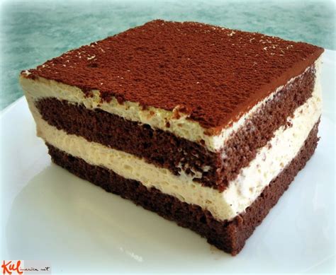 Sveže pripravljen tiramisu, posut s kakavom
