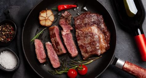 Tematska fotografija različnih omak, primernih za steak