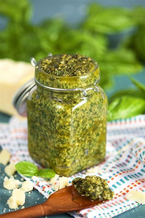 Domači pesto iz svežih zelišč
