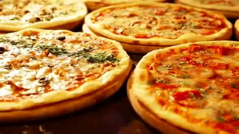 sestavine za nadev pice: tuna, zelenjava, sir