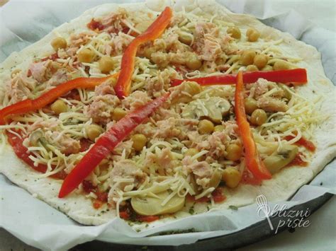 pripravljena pica s tuno pred peko