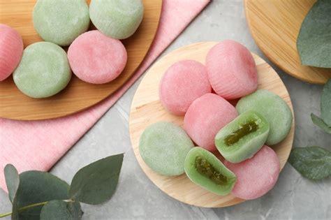 Prikaz tradicionalne japonske sladice Mochi z nadevom iz rdečega fižola