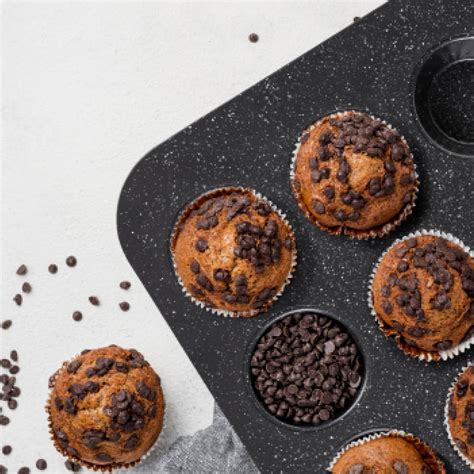 primeri okrašenih muffinov z zastavicami in kremo