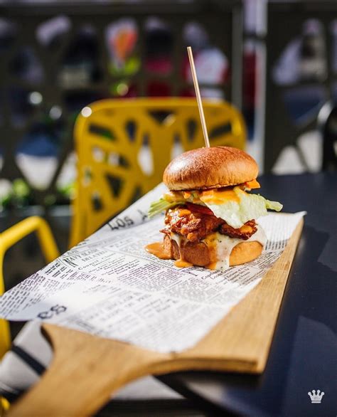 Fotografija različnih burger dodatkov, kot so zelenjava, sir in omake