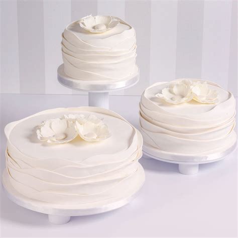 različne poročne sladice in cupcake-i na stojalu