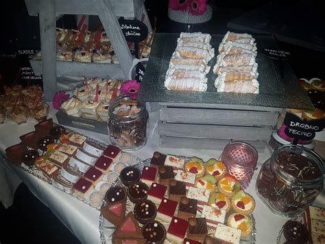 sladka mizica z različnimi vrstami cupcake-ov in drugih sladic