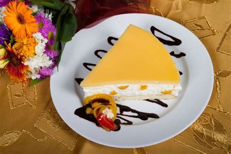 Rezina hladne skutine torte brez pečenja, okrašena s svežim sadjem