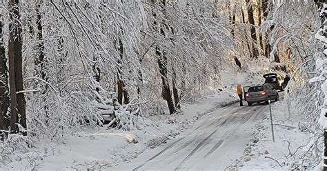 Skupina ljudi, ki nosi opremo po zahtevnem terenu, simbolizira težavnost dela nosačev.