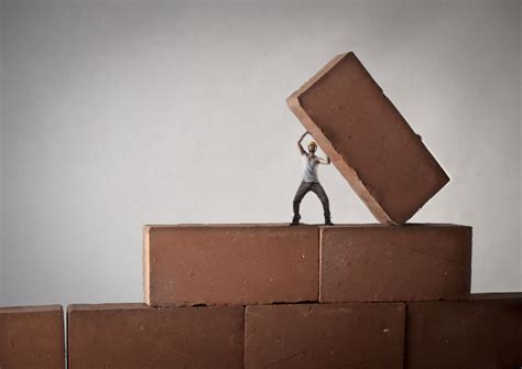 Ekipa nosačev na Kilimanjaru, ki nosi težko opremo, prikazuje njihovo izjemno fizično delo.