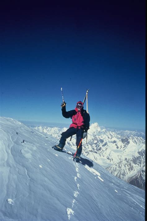 Šerpa, ki pomaga plezalcu na zahtevnem himalajskem terenu, ponazarja njihovo ključno vlogo.