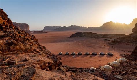 Beduin v puščavi Wadi Rum, ki sprejema napitnino z izrazom spoštovanja, ponazarja kulturo baksheesha.