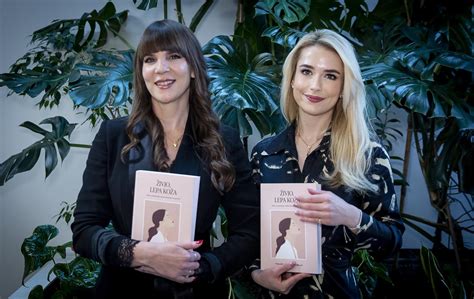 Slovenski vodnik, ki mirno rešuje zapleteno situacijo na letališču, ponazarja njegovo ključno vlogo v kriznih trenutkih.