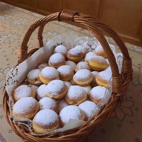 Fotografija kupčka zlato rjavih krofov z venčkom