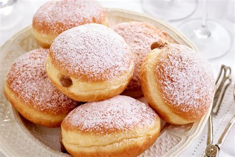 Krofi, polnjeni z marmelado in bogato posuti s sladkorjem v prahu
