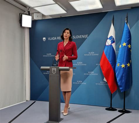 Fotografija postopka zvijanja in rezanja testa za havajske zvezde