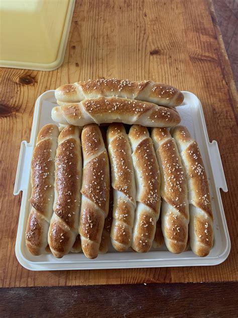 Slika zavitkov peciva, prelitih z mlečnim prelivom