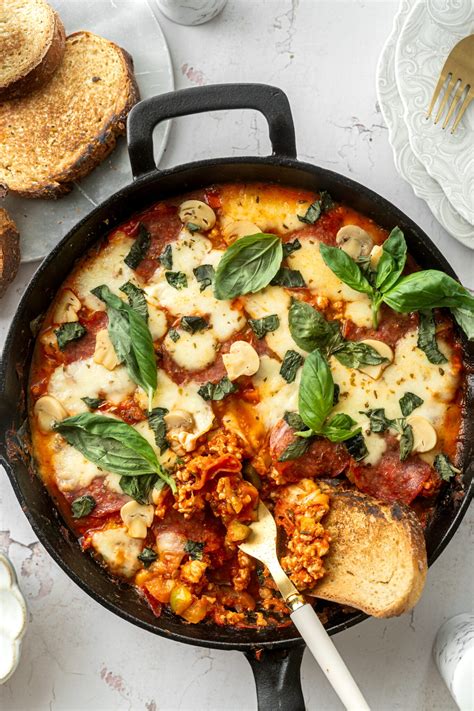 pica skillet v litoželezni ponvi s svežimi začimbami