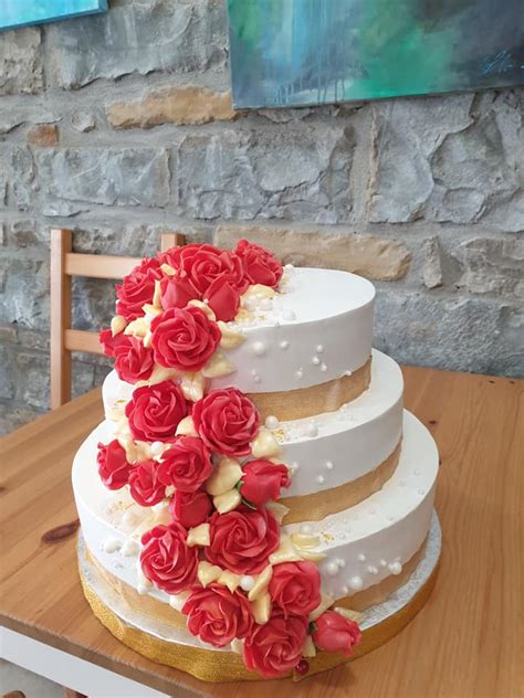 Fotografija elegantne, večnadstropne poročne torte