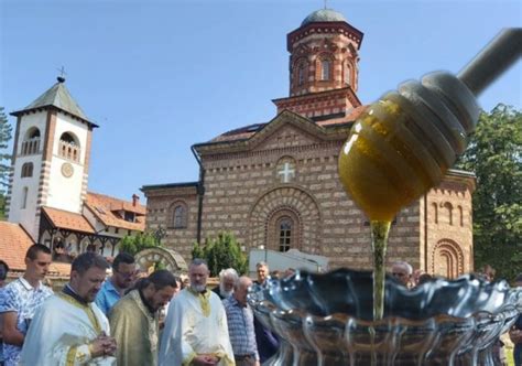 Fotografija vernika, ki kleči med obhajilom, ali duhovnika, ki deli obhajilo