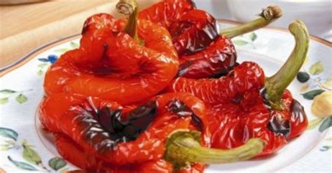 Pečena rumena paprika s česnom v ponvi