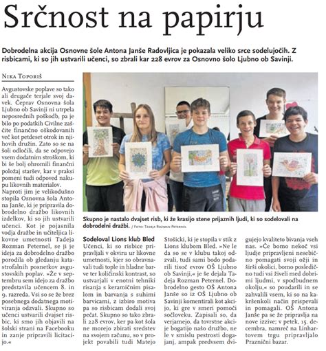 Fotografija zlato rjavih parmezanovih hrustavčkov na peki papirju