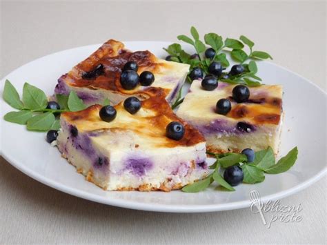 Enostavno skutino pecivo lene gospodinje, narezano na kocke, z rozinami.
