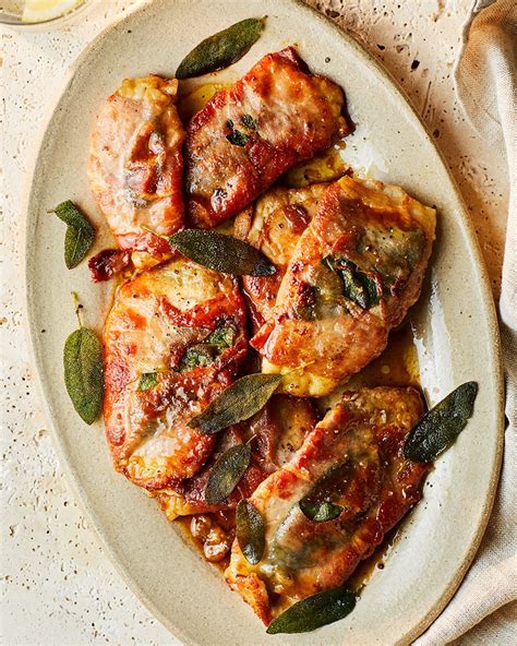Tematska fotografija: Saltimbocca s sirom, postrežena na rukoli in paradižniku