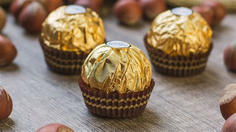 Infografika o sestavinah Ferrero Rocher kroglic