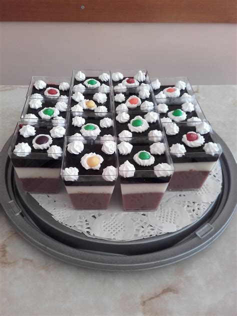 Tematsko foto: razne torte in sladice v vitrini