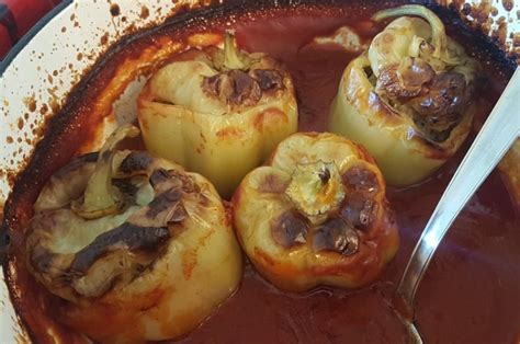 polnjene paprike z gobami in rižem v loncu