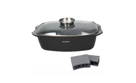 Pekač s počrnjenimi paprikami v pečici.