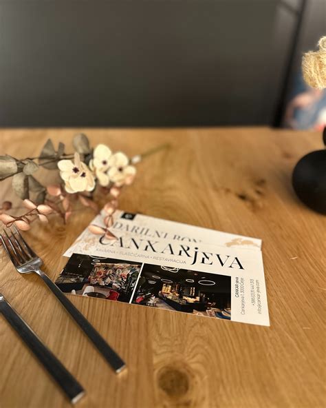 Fotografija krožnika z lokalnimi specialitetami v ambientu restavracije