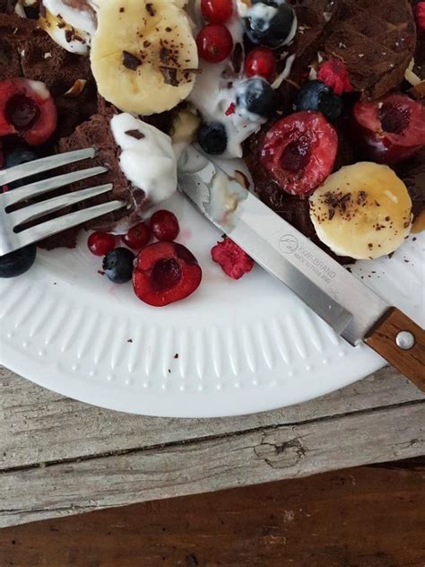 Inspiracijska fotografija raznolikih veganskih sladic brez oreščkov, okrašenih s svežim sadjem in jagodičevjem