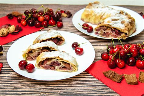 Sestavljen češnjev zavitek na krožniku, pripravljen za postrežbo