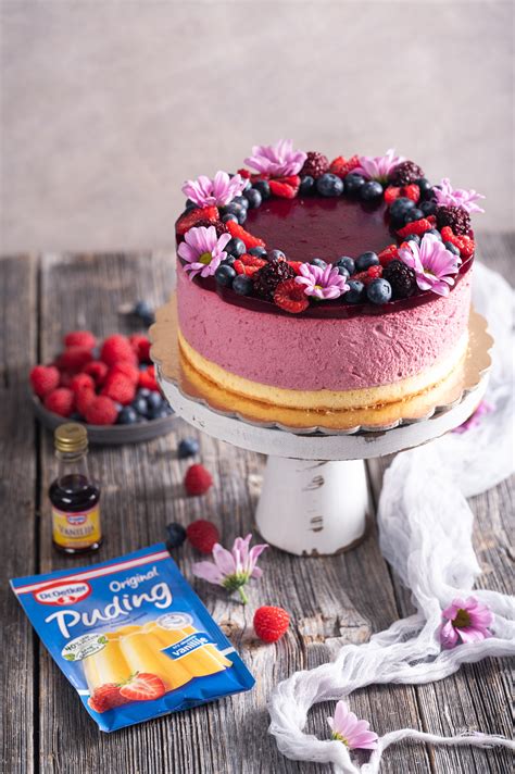 Fotografija sadne torte s krhkim testom, prelitim s kremo in svežimi gozdnimi sadeži