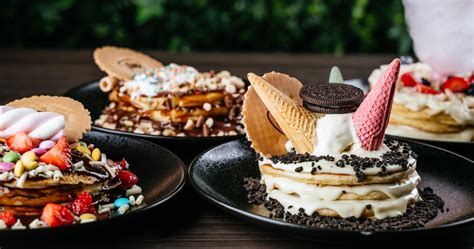 Tematska fotografija različnih palačink (crêpes in ameriških)