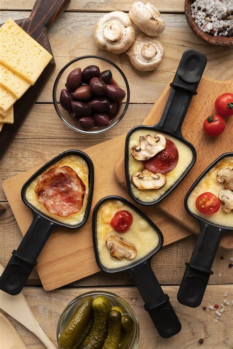 Fotografija Raclette, kjer sir topijo in strgajo na krompir in narezek