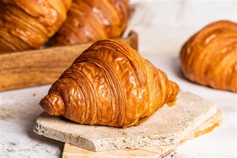 Fotografija svežega, listnatega francoskega rogljička (croissanta)