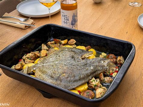 Konfit iz race, postrežen s krompirjem