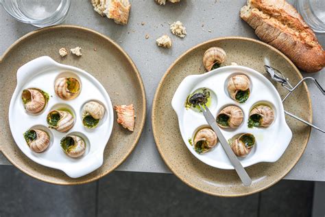 Fotografija jedi Escargots de Bourgogne, postrežene v posebnih posodicah