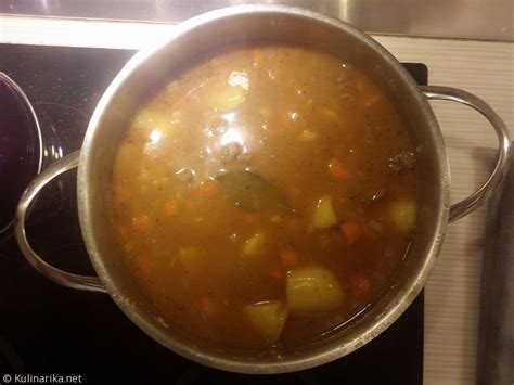 Fotografija jedi Pot-au-feu, bogata goveja obara z zelenjavo