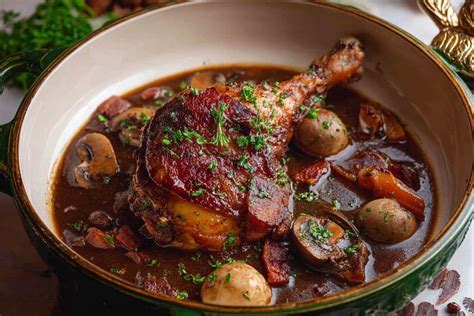 Fotografija Coq au vin, postreženega s pire krompirjem