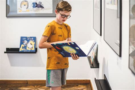 Ilustracija osebe, ki uživa v enem krofu med pustnim rajanjem, z izpostavljeno zmernostjo.