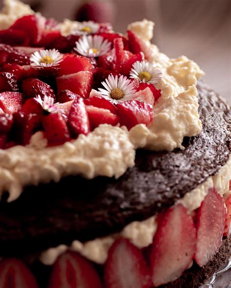 Tematska fotografija slastnega cheesecake-a z jagodami ali drugim sadjem