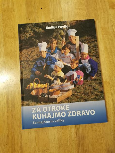 Portret kuharice Emilije Pavlič v kuhinjskem okolju