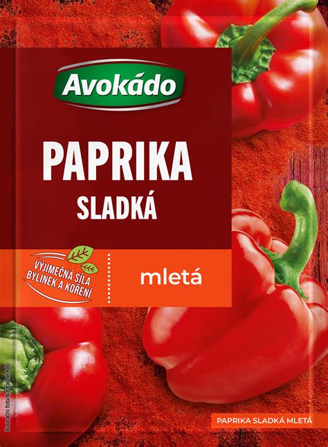 Rdeča mleta sladka paprika v leseni skodelici