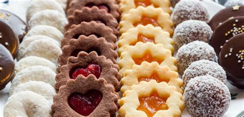 slika še toplih piškotov, ki jih oblikujejo z modelčkom